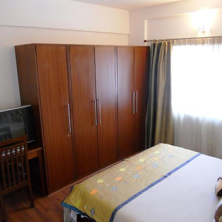 Justa Off Mg Road Hotel Bangalore Bagian luar foto