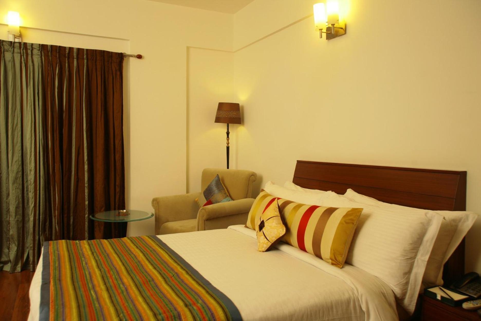 Justa Off Mg Road Hotel Bangalore Bagian luar foto