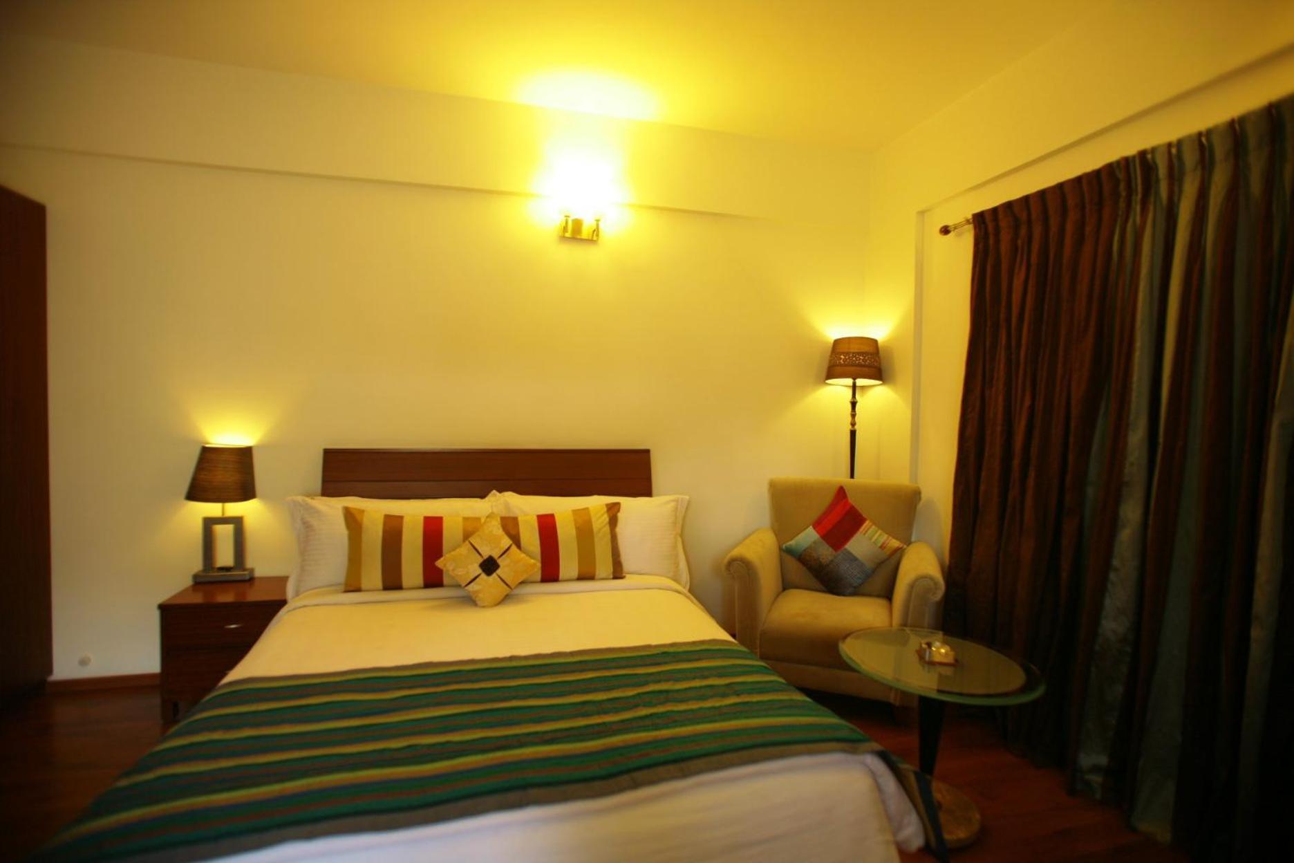 Justa Off Mg Road Hotel Bangalore Bagian luar foto