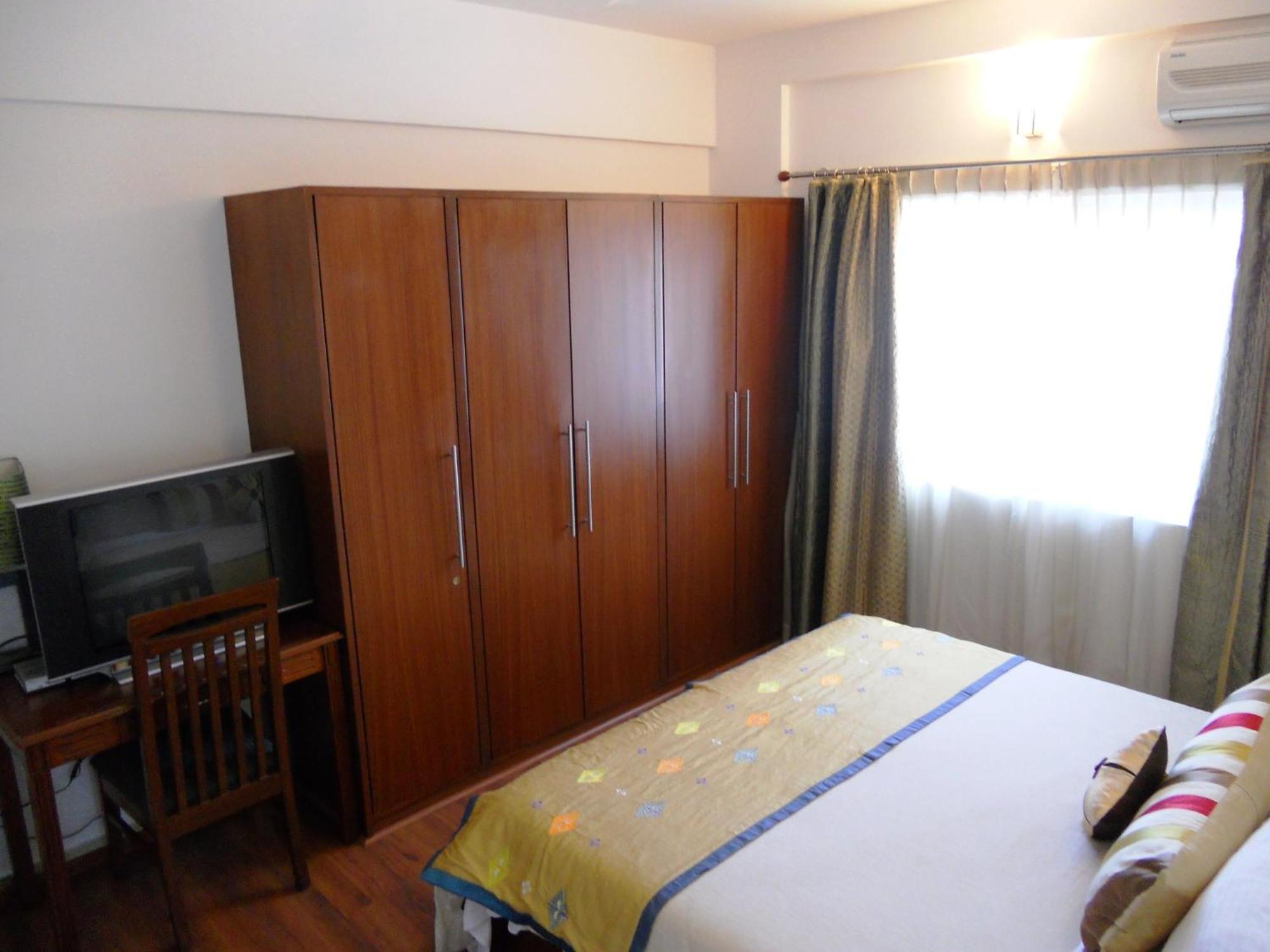 Justa Off Mg Road Hotel Bangalore Bagian luar foto